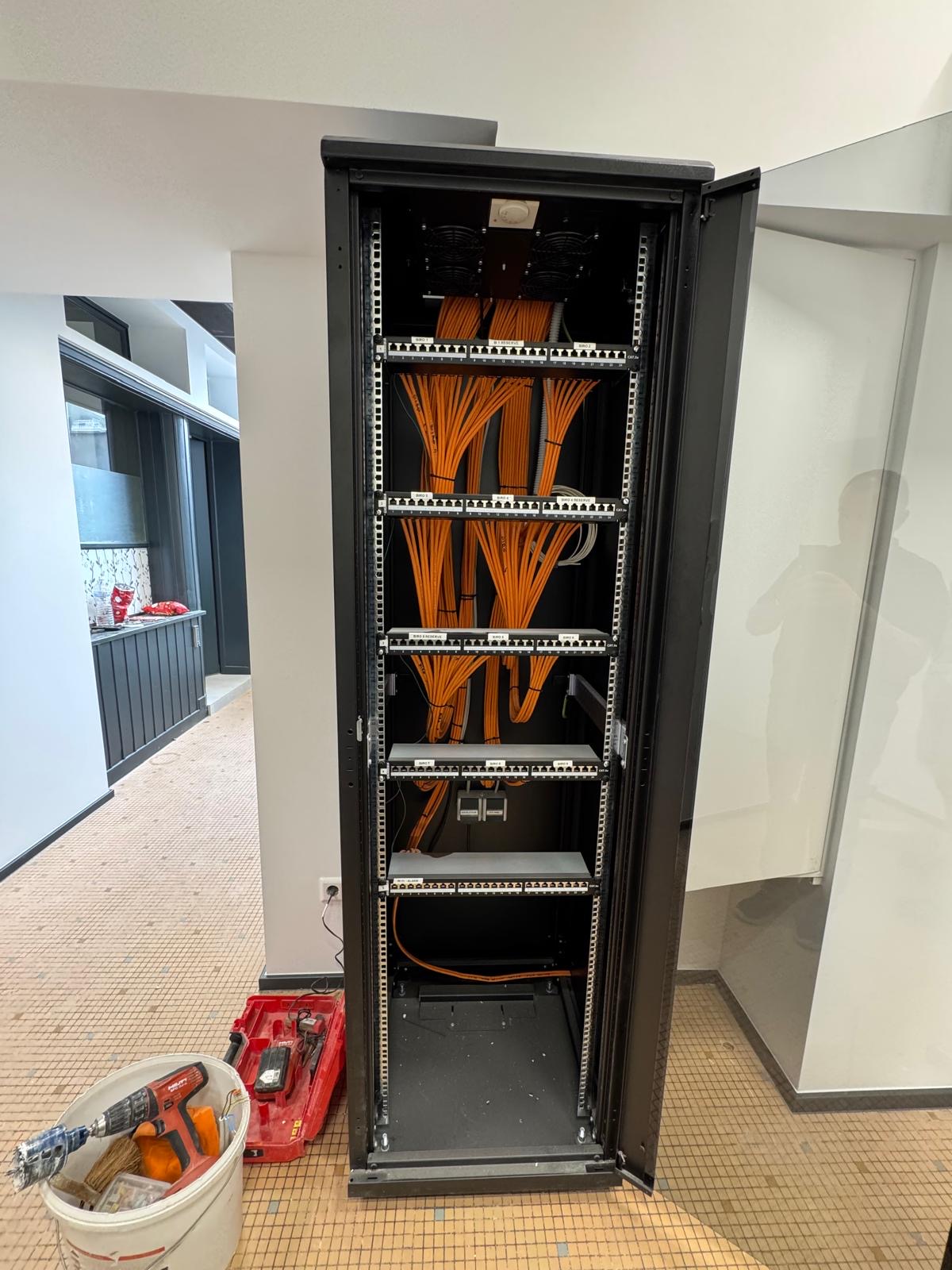 Baie de brassage réseau informatique