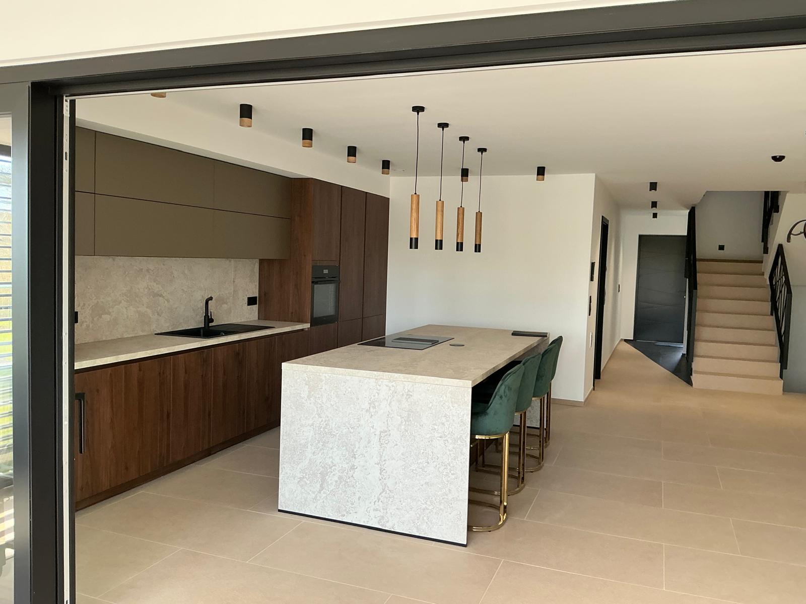 Cuisine moderne avec éclairage suspendu