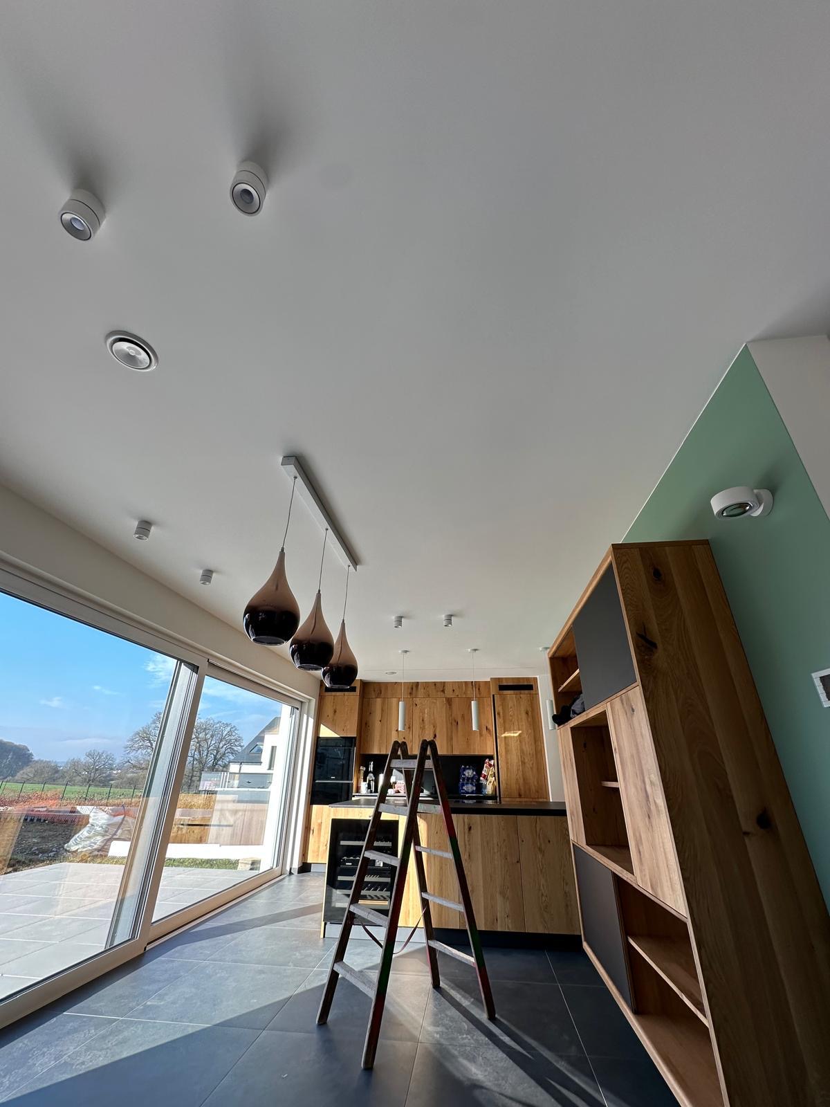 Cuisine ouverte avec suspensions design et spots orientables