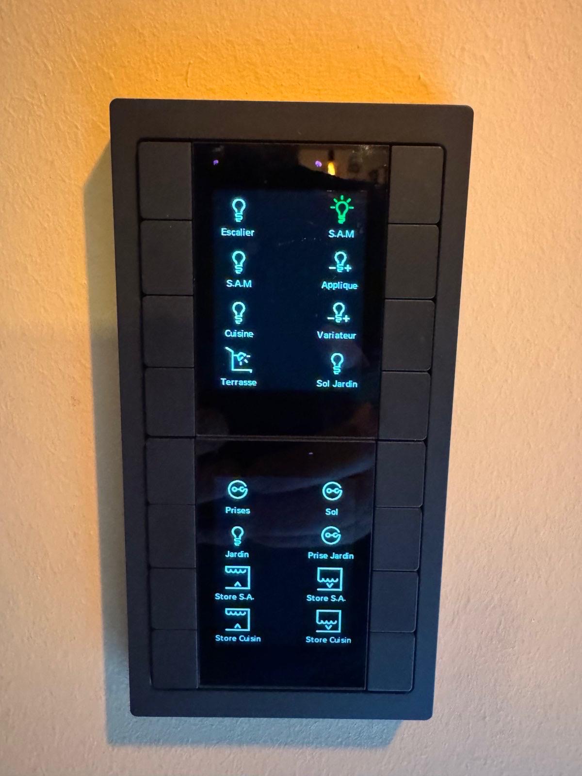 Panneau domotique KNX tactile avec contrôle éclairage et stores