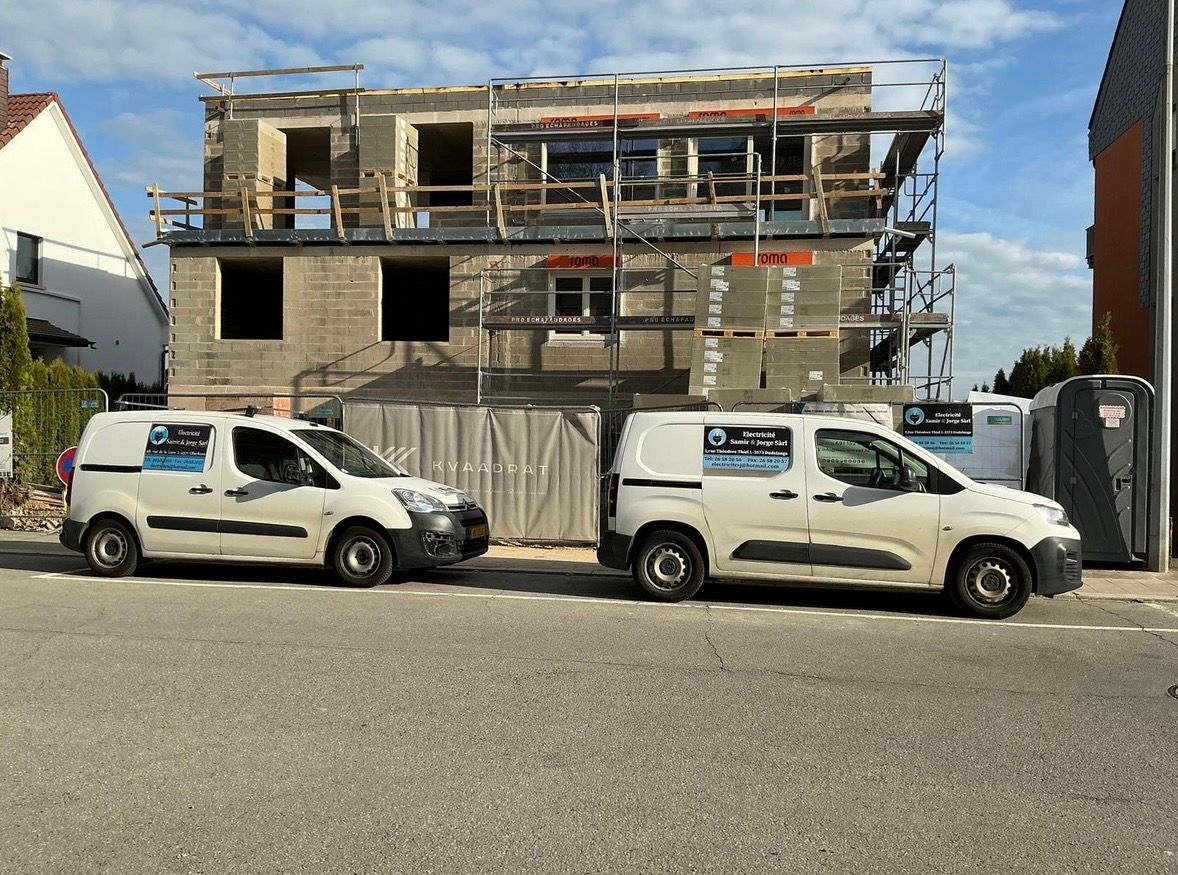 Camionnettes Electricité Samir & Jorge devant un chantier au Luxembourg
