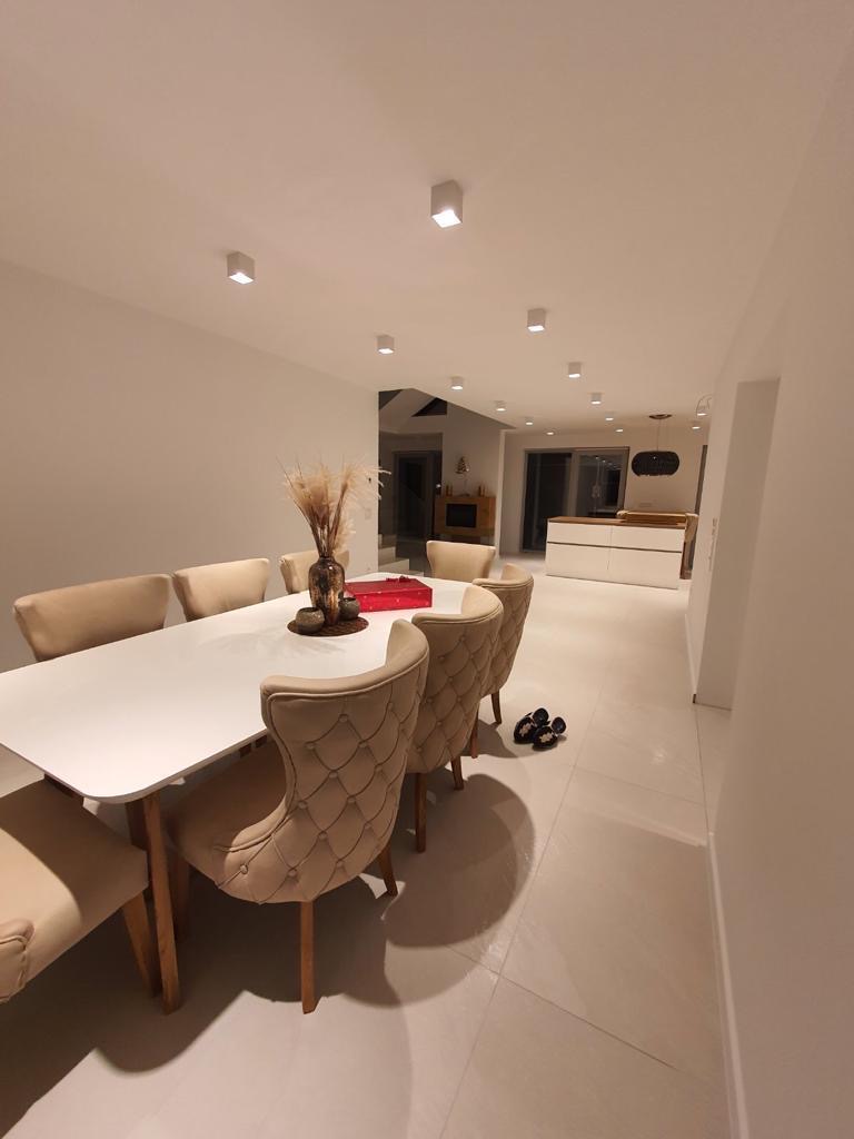 Salle à manger avec spots encastrés