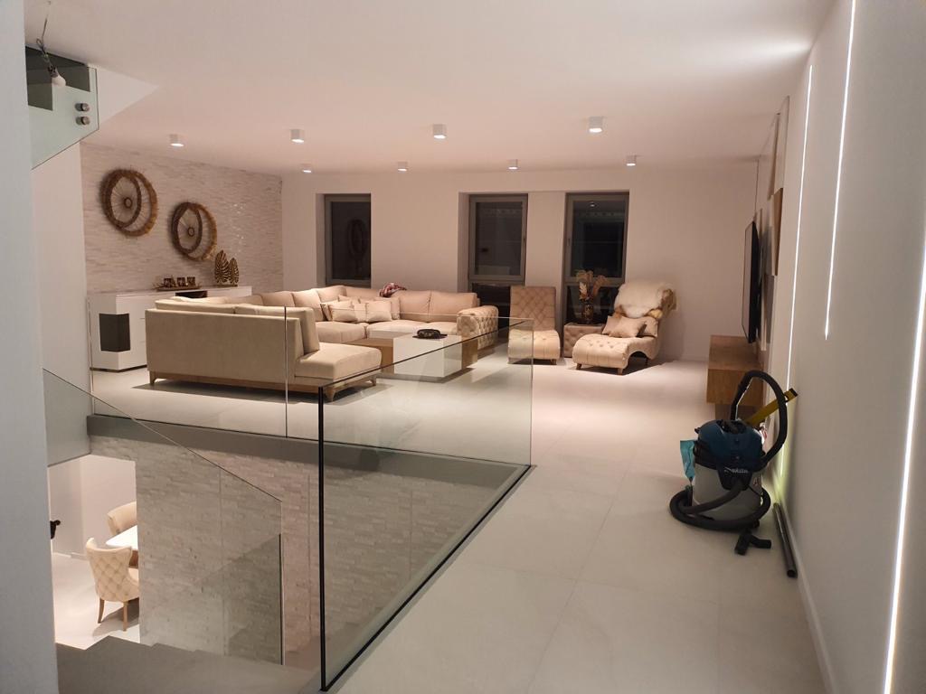 Salon moderne avec éclairage encastré et LED