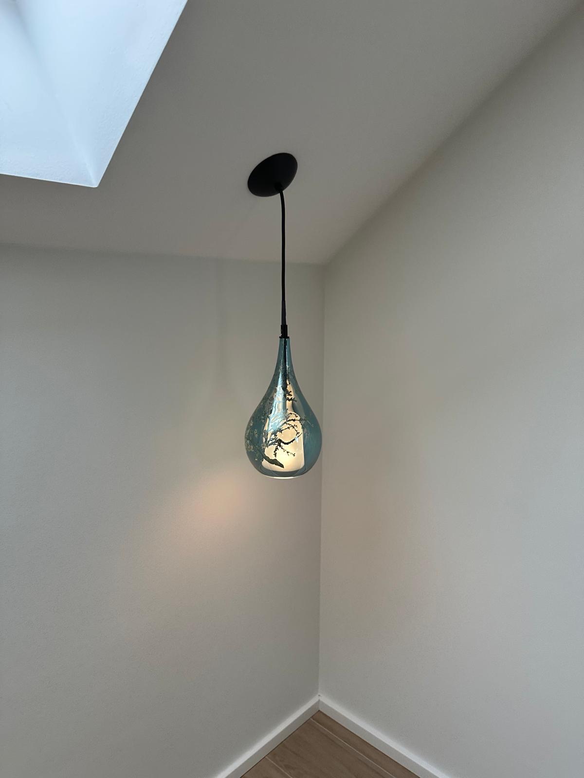 Suspension design en verre soufflé bleu forme goutte